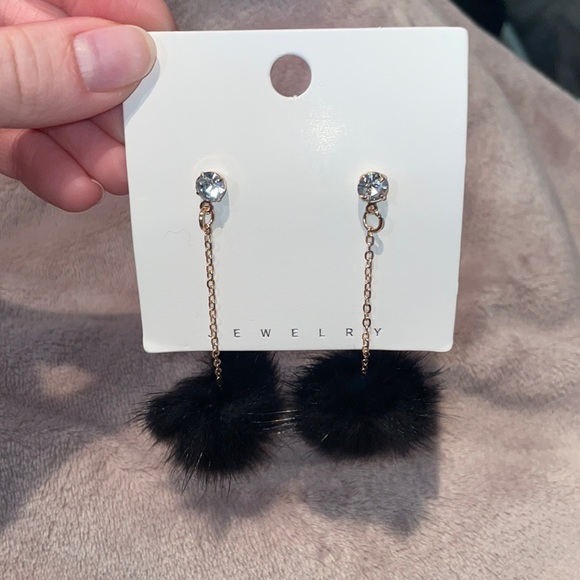 BNIB chic dangly earrings - Picture 1 of 3